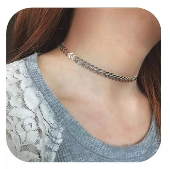 Delicate & dainty v shape chevron choker necklace - Picture 4 of 5